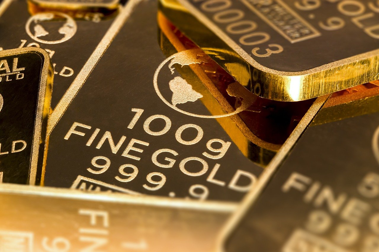 Gold strides further above $2,000/oz, dollar weakens