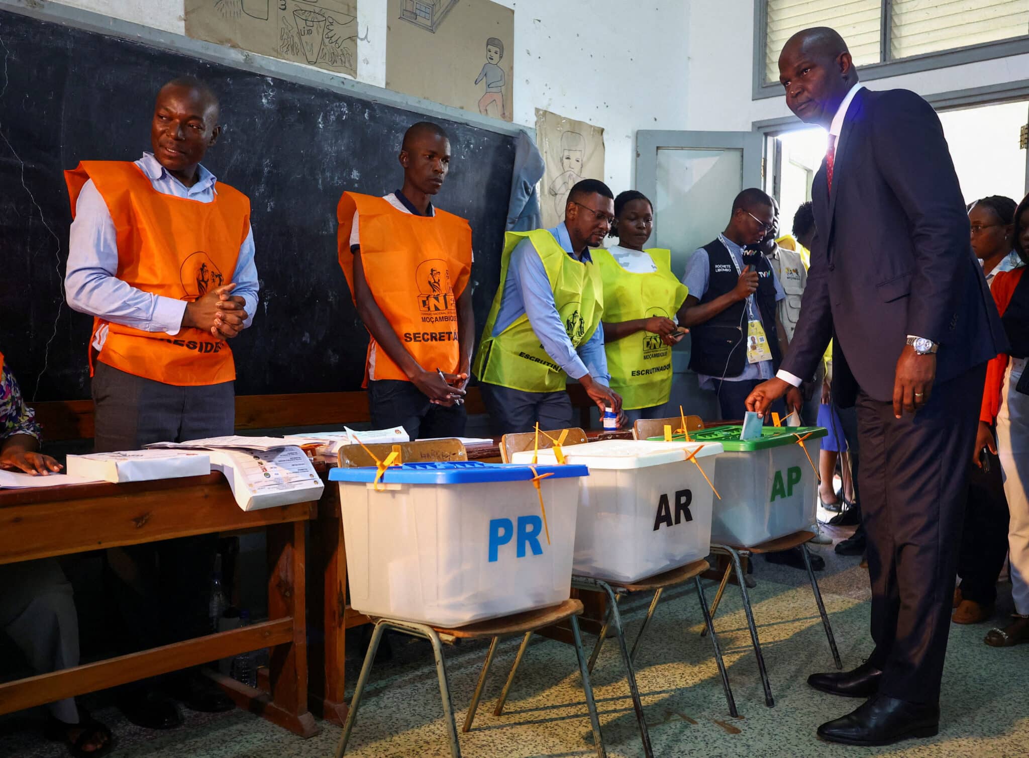 Mozambique ruling party leads early election results as opposition cries foul